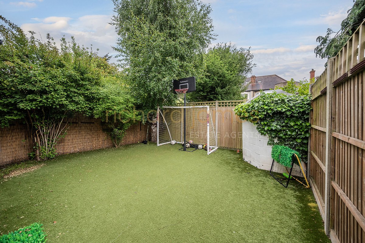 MillHillAgent's tweet photo. 🏡 New Instruction | Stanhope Gardens, Mill Hill, NW7

💷 £700,000 | Sole Agent  

A rare opportunity to purchase this larger-than-average end of terrace house, set within a sought-after cul-de-sac just a stone’s throw from Mill Hill Broadway and Thameslink Station. https://t.co/vE4BXFTPIr