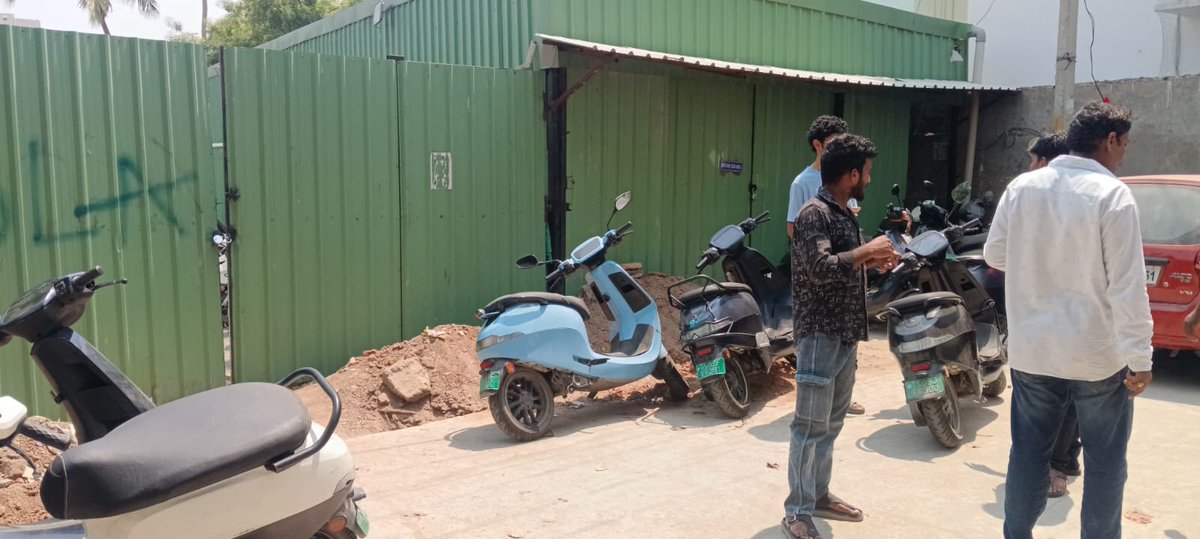 MithilAgarwal's tweet photo. @OlaElectric @jagograhakjago More than 100 DAYS NOW ! 
The OLA WAREHOUSE IS SHUT AND SEALED for more than 10 days now ! 
THIS IS JUST NOT DONE ! 
My vehicle is at the service center and the service center is sealed and shut ! 
I WANT MY VEHICLE BACK ! 
IMMEDIATELY ! https://t.co/vGLmvim3xq