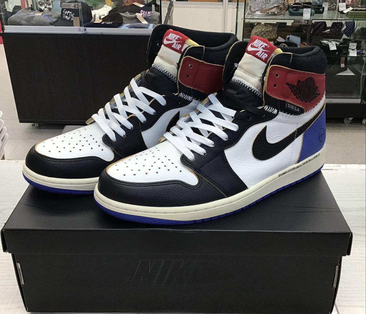 toretoru_f's tweet photo. 来ました‼︎🔥最強トリプルコラボの一足！
👟 Fragment × Union × Nike Air Jordan 1 High OG ⚡️
ユニオン独特のステッチワークに、フラグメントのサークルサンダー刻印。
3ブランドのこだわりが凝縮された、まさに最高のの1足です‼︎
ぜひ店頭でこのオーラを体感してください♪

#とれとる米原店 https://t.co/VOLgB4xpej