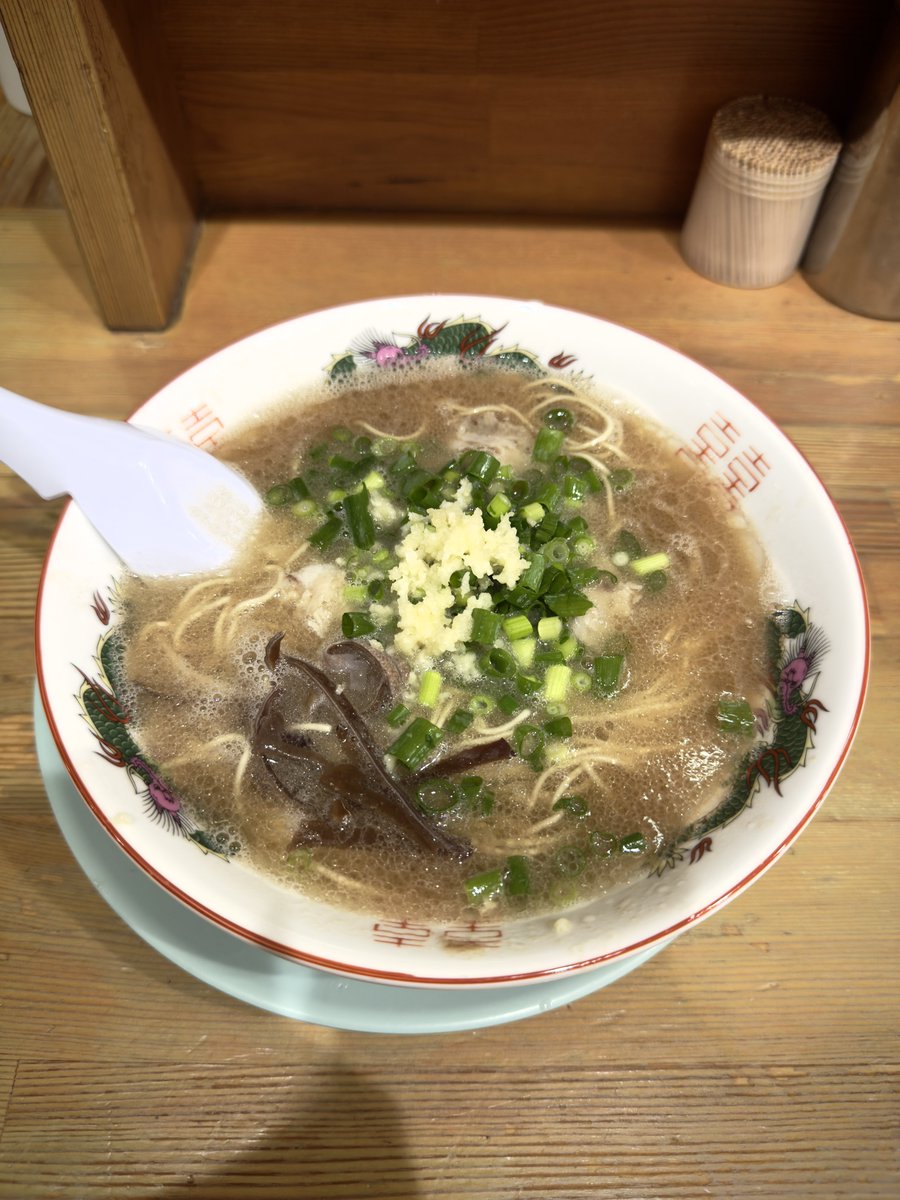 mellco's tweet photo. しぇからしか梅田‼️相変わらず美味い‼️見た目がまず美味い‼️クラシック豚骨豚骨最高や‼️ https://t.co/r6ipqXEt79