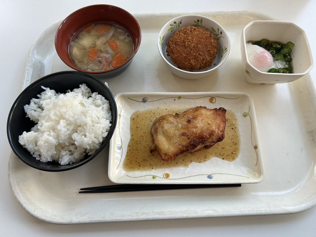 なにか tweet media