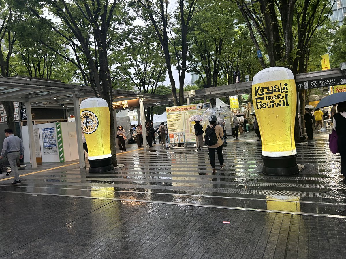 nayuta1908's tweet photo. けやきひろばビール祭り！！！
来たけどあいにくの雨です☔

ひとまず行きつけのお店で飲み比べセット
雨でもビールは美味い！ https://t.co/pWOtDSrNdh