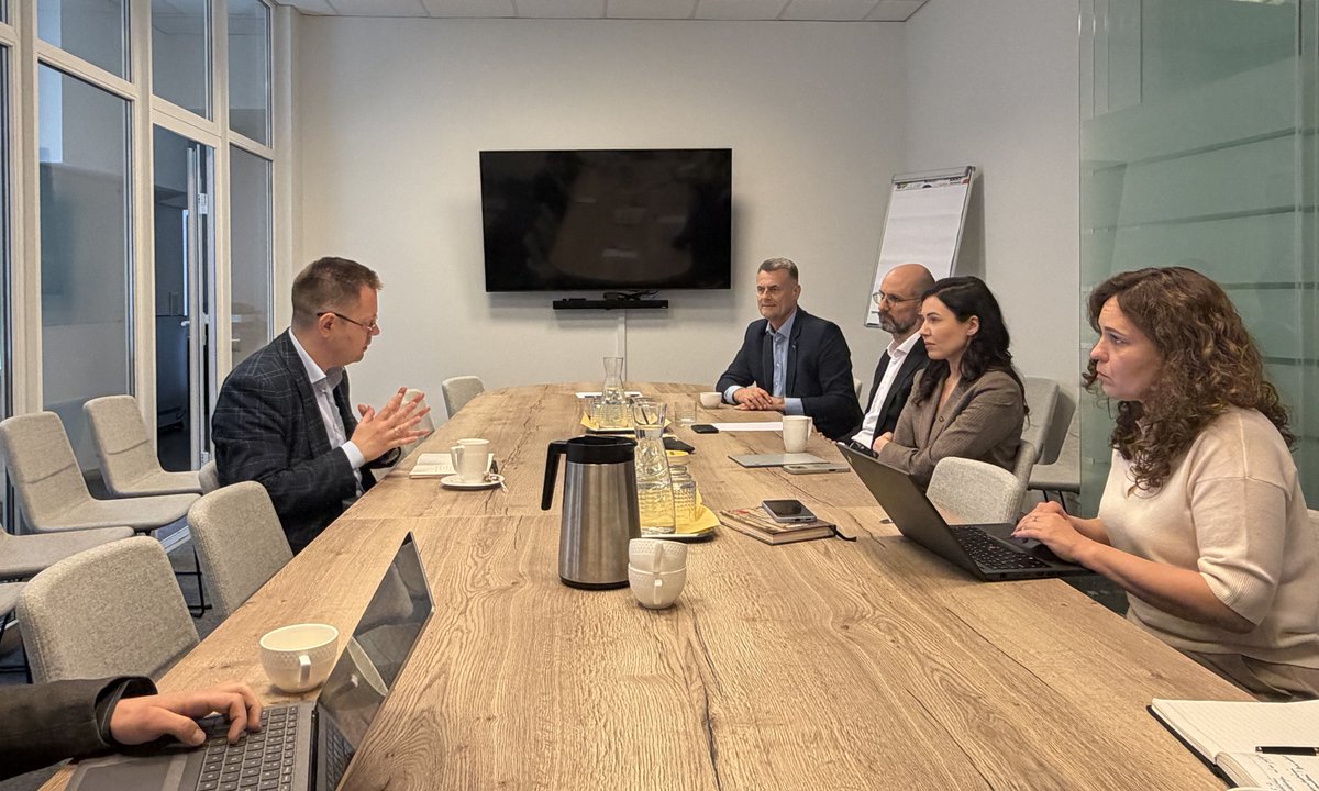 InneWilno's tweet photo. Vakar susitikau su Lietuvos verslo konfederacija. Susitikime pristačiau savo prioritetus ir įgaliojimus, palietėm ir bendrus verslo lūkesčiai dėl geresnės teisėkūros kokybės, ir aptarėm konkrečius biurokratizmo atvejus. Sutartėm dėl nuoseklaus ir periodiško bendradarbiavimo! https://t.co/6iN6keEbKJ