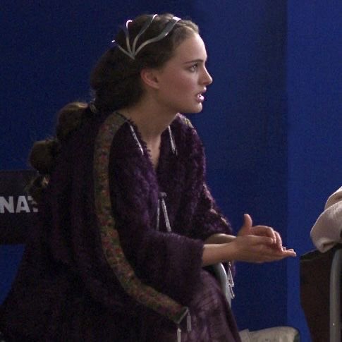iovenaboo's tweet photo. some cool behind the scenes photo’s of natalie portman as padmé amidala - a mini thread ✨ https://t.co/AX9xOGWrJb
