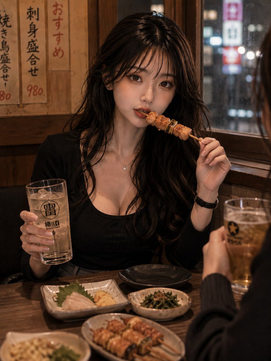 Hazuki1014s's tweet photo. After a long day of shooting, finally sitting down with a friend and a quiet drink 🍺
The studio lights are gone, my hair is a little messy, and somehow that makes tonight feel more real.
Just talking, laughing, and letting the tiredness slowly fade away.

#AfterShoot #IzakayaNight #PhotographerLife #EveningMood #HazukiStyle