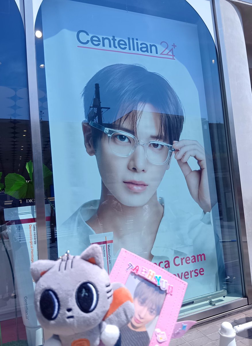 原宿駅を下りたら目の前にテヒョンが🥰映像もずっと流れているし大きな
