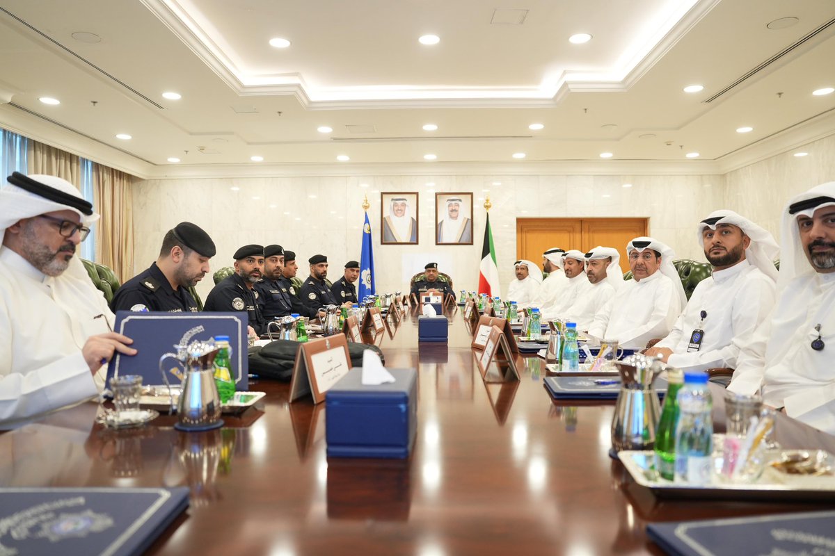 kptckuwait's tweet photo. برئاسة وكيل وزارة الداخلية اللواء عبدالوهاب أحمد الوهيب شاركت شركة النقل العام الكويتية Kuwait Public Transport Company والشركات الأخرى في الاجتماع التنسيقي الموسّع مع الإدارة العامة للمرور، لبحث سبل تطوير وتنظيم منظومة النقل الجماعي في الكويت وتعزيز التعاون المشترك للارتقاء بمستوى الخدمات وتحقيق انسيابية الحركة المرورية.

ومثّل الشركة في الاجتماع:
• مدير تنفيذي لشؤون النقل السيد محمد الفهيد
• مدير تنفيذي لشؤون الموارد البشرية والإدارية السيد حمد البدر
• مدير إدارة الشؤون الإدارية السيد خالد العوضي
• مساعد مدير شؤون العمليات السيد عمار زينل

وشهد الاجتماع مناقشة عدد من المحاور المهمة، أبرزها:
• الانتقال بمنظومة النقل الجماعي إلى نموذج عصري وآمن
• تشجيع استخدام وسائل النقل الجماعي كحل استراتيجي للتخفيف من الكثافة المرورية
• تعزيز الشراكة بين المؤسسة الأمنية وشركات النقل لتذليل العقبات والارتقاء بمستوى الخدمات
• وضع حلول عملية لمسارات الحافلات بما يضمن انسيابية الحركة وتحقيق أعلى مستويات السلامة