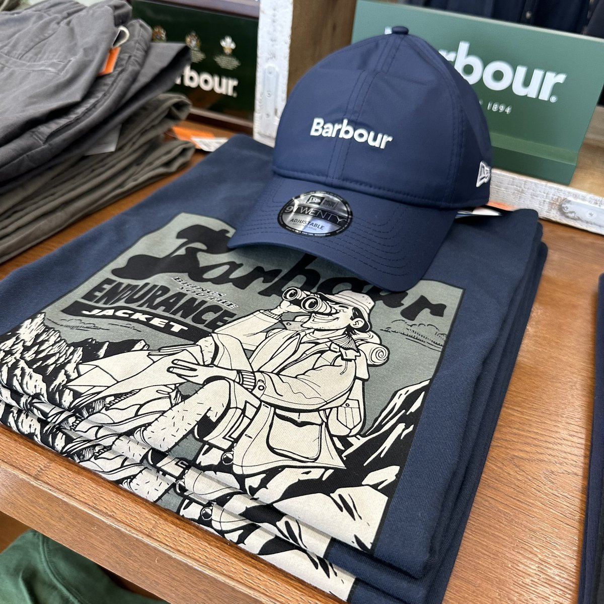 AmeproBaybrook's tweet photo. TシャツやNEW ERA コラボキャップなど、いまBARBOURがアツい🔥🔥

#baybrook #amepro #fashion #kumamoto #barbour #ベイブルック #アメプロ #ファッション #熊本 #バブアー https://t.co/6VClGgBNc9