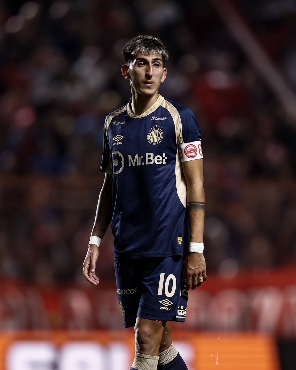 IvannRabinovich's tweet photo. Un tipo que usa la 10, recupera como un 5 y corre todo el partido como un 8. Por izquierda, por derecha, en un área y en el otra. No existe ningún jugador más completo que Alan Lescano. El capitán de Argentinos. https://t.co/GQQnfo3EYS