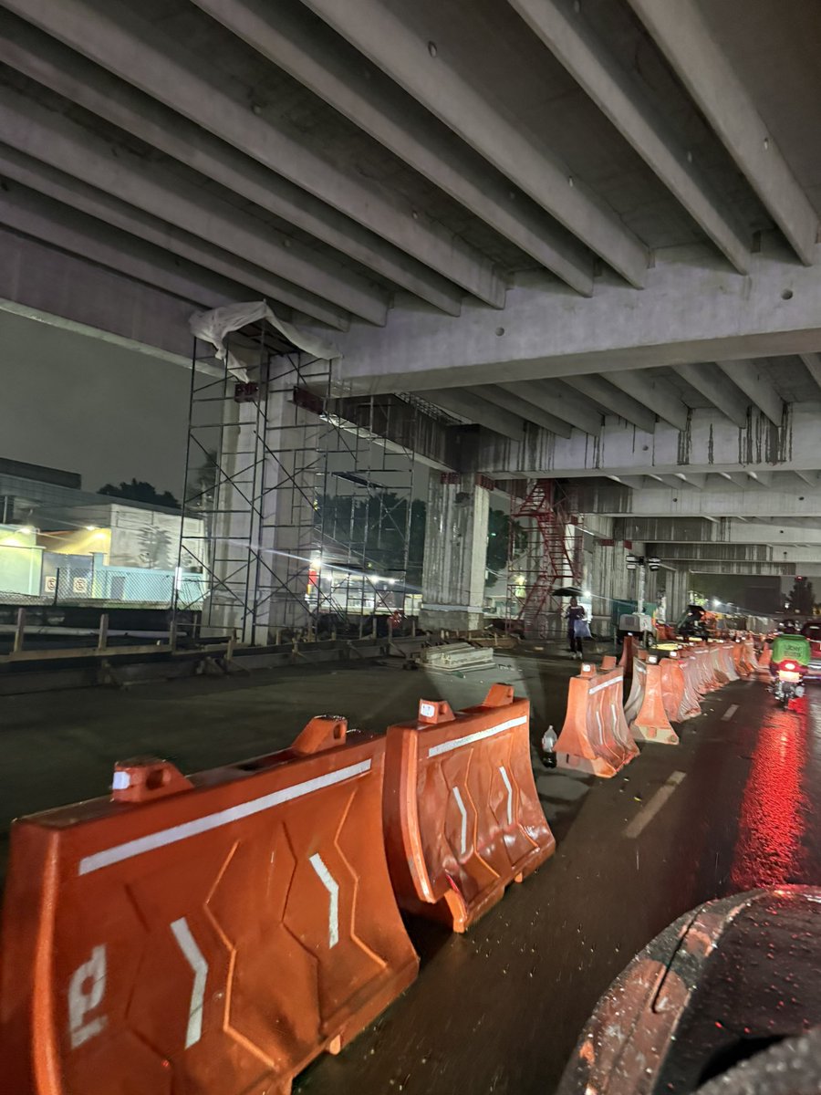 gbaezbelmares's tweet photo. Pintar toda la CDMX y apostar por cambios superficiales no resuelve los problemas verdaderamente importantes que enfrenta la ciudadanía todos los dias. Gobernar exige más que imagen y discurso; requiere capacidad, estrategia y soluciones reales. https://t.co/syX502tg5L