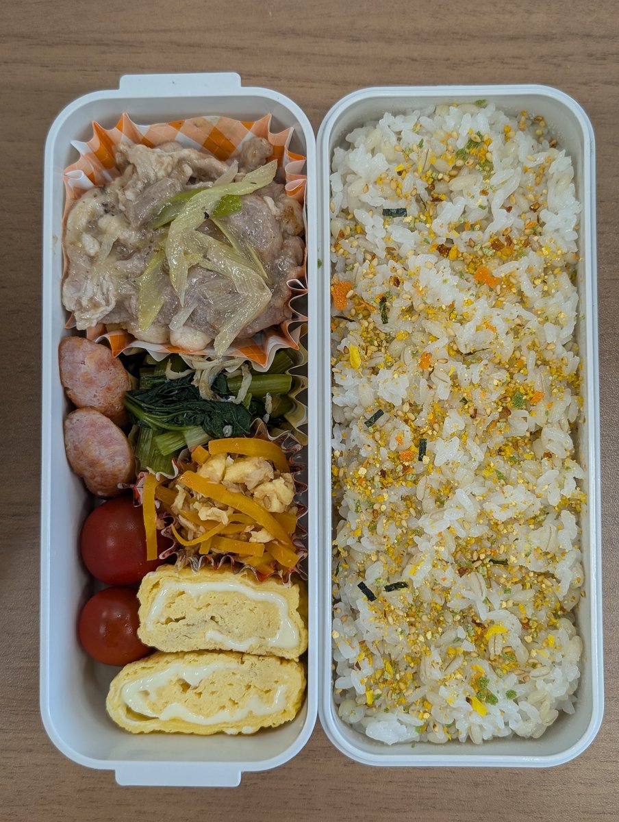 kenchan's tweet photo. 本日のお弁当と、たまたま見つけた何か https://t.co/SuYa7CVd5A