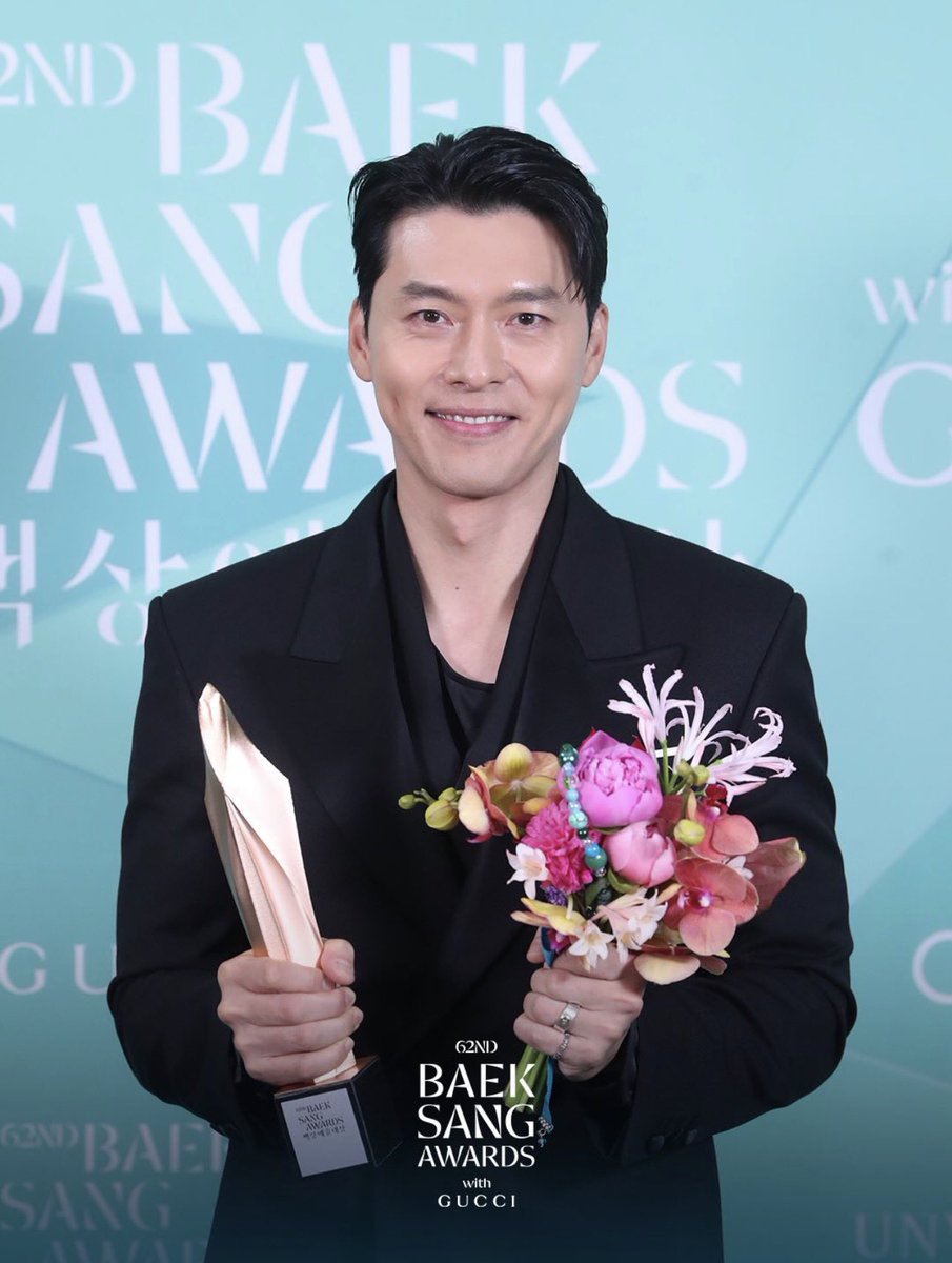 forbinjin's tweet photo. hyunbin with his best actor trophy🏆💙 https://t.co/PCfYmlpPmv