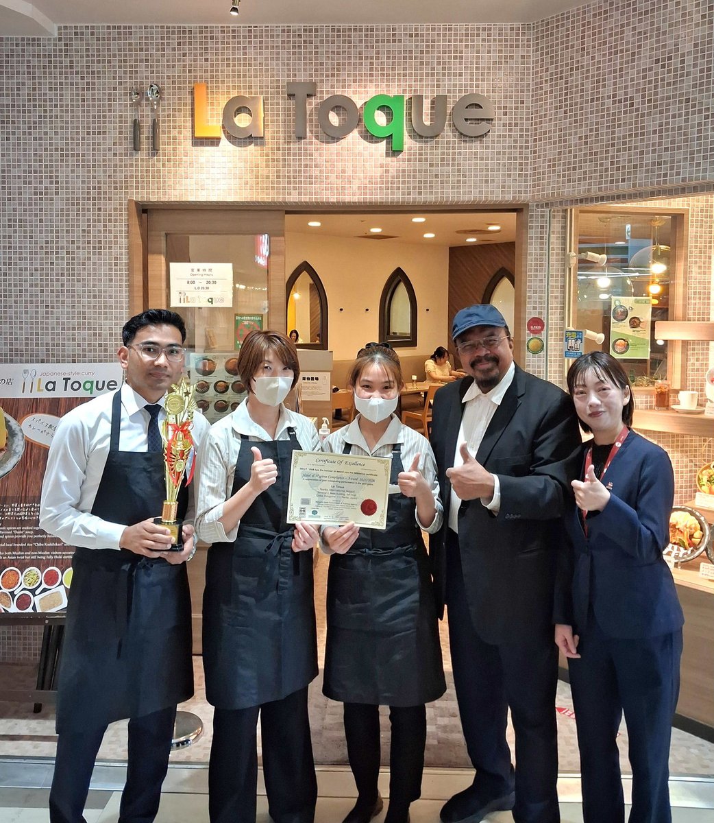 SatsTfk's tweet photo. この度、成田空港第2ターミナルにおいてTFKが運営しておりますレストラン
「La Toque」 は、MHCT（Malaysia Halal Consultation &amp; Training） より、
ハラル商品の提供体制および衛生管理に関する取り組みが高く評価され、表彰を受けました。
今後も安全で高品質な料理の提供に継続してまいります。 https://t.co/0C969kWjuH