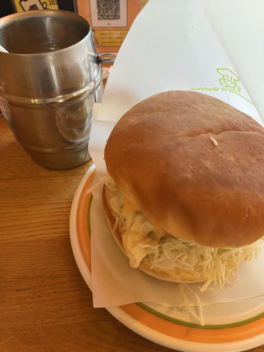 saaki16's tweet photo. 病院帰りに1人でコメダ☕️
フィッシュバーガー頼んで、
店員さん「こちら半分に切ることもできますが」
私「？？？そのままでいいです」

…出てきて大きさにビックリ😂
そうだ、コメダさんはビッグサイズでしたね😂ワイルドにガブっと美味しく完食しました🤭 https://t.co/XDM7IK0klM