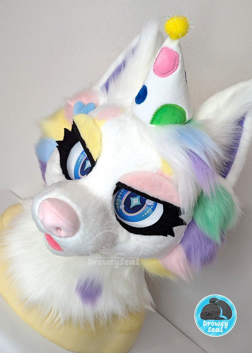 ExclamationBARK's tweet photo. @TheInodog Hi, I'm Sym! I make suits, and commissions are opening again in June or July 💙 https://t.co/8FIg02MtNi