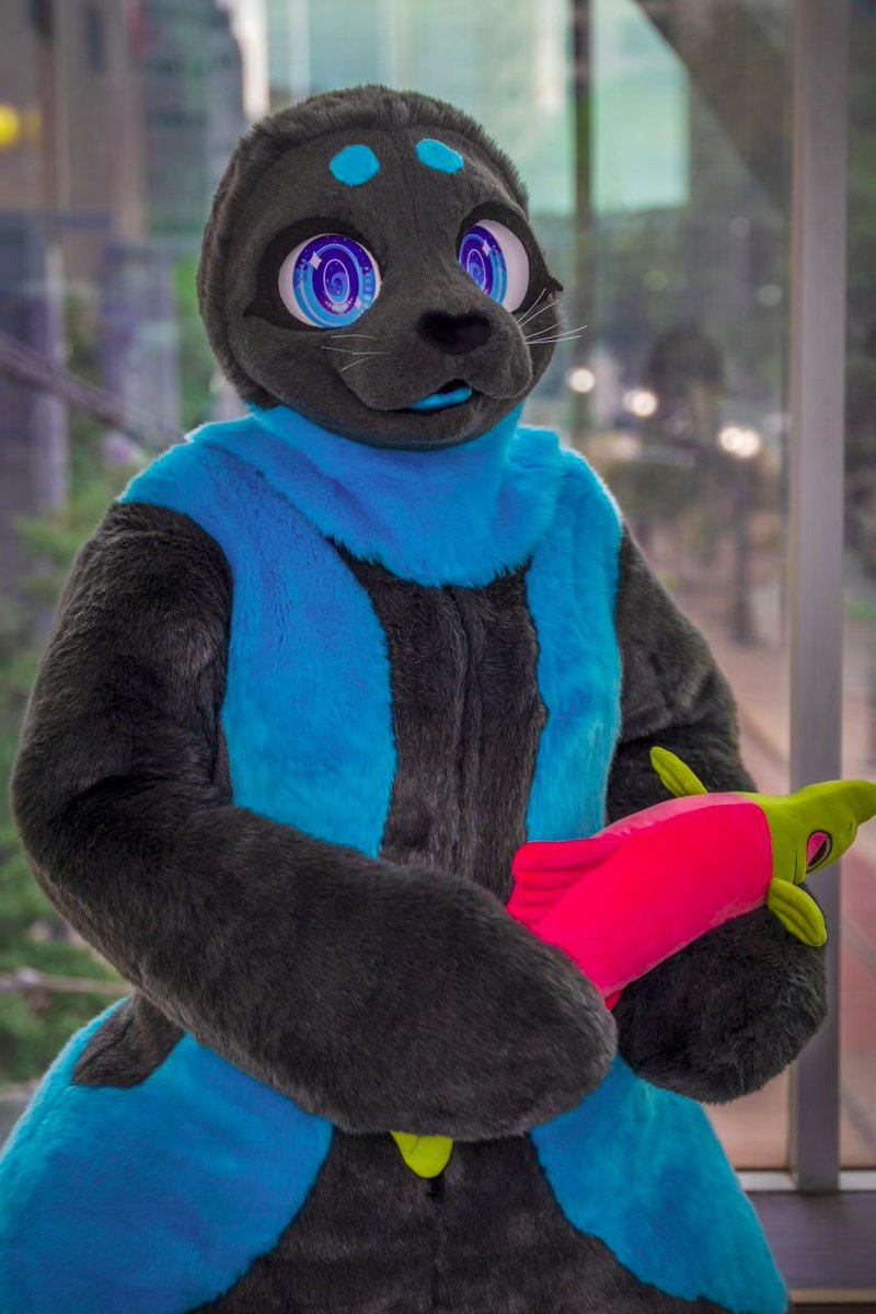 ExclamationBARK's tweet photo. @TheInodog Hi, I'm Sym! I make suits, and commissions are opening again in June or July 💙 https://t.co/8FIg02MtNi