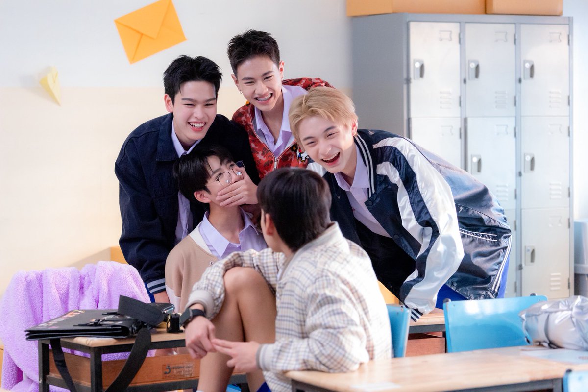StarDelight_ent's tweet photo. เปิดกล้องวันแรก “Make It Right รักออกเดิน 2026” การกลับมาของซีรีส์ค่าย Copy A Bangkok ที่เคยสร้างปรากฏการณ์มาแล้วทั่วเอเชีย

#MIR2026FirstDate

เปิดกล้องอย่างเป็นทางการแล้วสำหรับซีรีส์รีเมคในตำนานที่หลายคนรอคอย "Make It Right รักออกเดิน 2026" บรรยากาศวันแรกของการถ่ายทำเต็มไปด้วยความคึกคัก ราวกับวันเปิดเรียนวันแรกไม่มีผิด เพราะนอกจากทีมนักแสดงรุ่นใหม่ที่มารวมตัวกันพร้อมหน้าอย่าง พร้อมมี่-ปุณยวีร์, บุ้งกี๋-สุรสีห์, เชน-ธณัชพงศ์, พีม-กฤตภาส, พัตเตอร์-ธีร์รัฐ, เช-ศิกรณ์, มิลาน-ณเดชย์, ไบเบิ้ล-ฉัตรวสุ, เป็นหนึ่ง-เป็นหนึ่ง, ไทเก้อ-พีรพัฒน์ และ ภีม-ภรัณยู ก็ยังมีน้องๆที่ยังไม่ได้มาในคิวแรกนี้อย่าง ยูจีน-พิตติพัทธ์ และ แพทริค-พัชฏะ  อีกด้วย

แม้จะเป็นหน้าใหม่ แต่ด้วยการเตรียมตัวมาอย่างหนัก ทำให้ในวันเปิดกล้องวันแรกแทบไม่เห็นอาการตื่นเต้นของเหล่านักแสดงรุ่นเยาว์ มีเพียงความสดใสและพลังของวัยรุ่นที่ทุกคนตั้งใจอถ่ายทอดออกมา เพื่อเสิร์ฟผลงานคุณภาพให้แฟนๆที่เฝ้ารอการกลับมาของซีรีส์เรื่องนี้

ด้านผู้กำกับมากฝีมือ “ชีวิน ธนะมินทร์ วงษ์สกุลพัชร์” เปิดใจว่า แม้จะผ่านการกำกับซีรีส์มาแล้วนับไม่ถ้วน แต่การกลับมาทำงานกับ Make It Right อีกครั้งในเวอร์ชันปี 2026 กลับทำให้รู้สึกตื่นเต้นเป็นพิเศษ

“เราเคยกำกับเรื่องนี้มาแล้ว แต่ครั้งนี้ทุกอย่างมันเปลี่ยนไปตามยุคสมัย จริงๆบทช่วยเราไว้เยอะ แต่สิ่งสำคัญคือจะทำยังไงให้คนดูยังได้อรรถรสของ Make It Right แบบเดิมอยู่ ในขณะเดียวกันก็ต้องเป็นเวอร์ชั่นของปี 2026 ด้วย อันนี้คงต้องรอติดตามกันครับ”

การกลับมาของ Make It Right รักออกเดิน 2026 ครั้งนี้ นอกจากจะปลุกความทรงจำของแฟนๆซีรีส์ยุคแรกแล้ว ยังเป็นการส่งต่อเรื่องราวความรักและการเติบโตให้เข้ากับคนดูยุคใหม่อีกด้วย ติดตามซีรีส์ Make It Right รักออกเดิน 2026 ได้ทางช่อง 9 กด 30 อีกไม่นานเกินรอ ภายในปีนี้แน่นอน