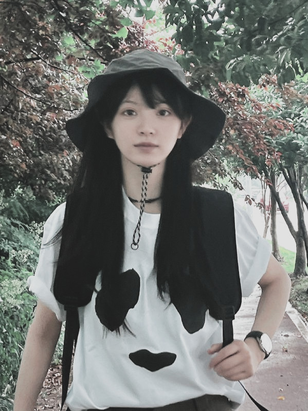 MERAMYAMU's tweet photo. ͏
͏
𖤣 𝗛𝗨𝗧𝗔𝗡 𝗣𝗜𝗡𝗨𝗦 𝗠𝗔𝗡𝗚𝗨𝗡𝗔𝗡
   YOGYAKARTA ㅡ WEDNESDAY 13/05/26

Terang sedikit kita ngadem di hutan pinus. Baru tahu kalau sekarang ada tempat duduknya dan sering ada pertunjukan. Mana di tengahnya ada panggung, bikin tertarik buat jadi reog.

͏
͏ https://t.co/3vYGCNmhnj