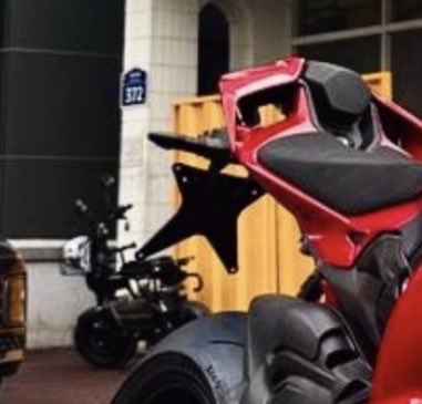 i know nothing about bikes but are the plate number shapes customizable cause this looks so cool WHAT it’s like a star omg