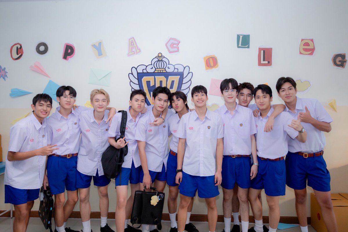 StarDelight_ent's tweet photo. เปิดกล้องวันแรก “Make It Right รักออกเดิน 2026” การกลับมาของซีรีส์ค่าย Copy A Bangkok ที่เคยสร้างปรากฏการณ์มาแล้วทั่วเอเชีย

#MIR2026FirstDate

เปิดกล้องอย่างเป็นทางการแล้วสำหรับซีรีส์รีเมคในตำนานที่หลายคนรอคอย "Make It Right รักออกเดิน 2026" บรรยากาศวันแรกของการถ่ายทำเต็มไปด้วยความคึกคัก ราวกับวันเปิดเรียนวันแรกไม่มีผิด เพราะนอกจากทีมนักแสดงรุ่นใหม่ที่มารวมตัวกันพร้อมหน้าอย่าง พร้อมมี่-ปุณยวีร์, บุ้งกี๋-สุรสีห์, เชน-ธณัชพงศ์, พีม-กฤตภาส, พัตเตอร์-ธีร์รัฐ, เช-ศิกรณ์, มิลาน-ณเดชย์, ไบเบิ้ล-ฉัตรวสุ, เป็นหนึ่ง-เป็นหนึ่ง, ไทเก้อ-พีรพัฒน์ และ ภีม-ภรัณยู ก็ยังมีน้องๆที่ยังไม่ได้มาในคิวแรกนี้อย่าง ยูจีน-พิตติพัทธ์ และ แพทริค-พัชฏะ  อีกด้วย

แม้จะเป็นหน้าใหม่ แต่ด้วยการเตรียมตัวมาอย่างหนัก ทำให้ในวันเปิดกล้องวันแรกแทบไม่เห็นอาการตื่นเต้นของเหล่านักแสดงรุ่นเยาว์ มีเพียงความสดใสและพลังของวัยรุ่นที่ทุกคนตั้งใจอถ่ายทอดออกมา เพื่อเสิร์ฟผลงานคุณภาพให้แฟนๆที่เฝ้ารอการกลับมาของซีรีส์เรื่องนี้

ด้านผู้กำกับมากฝีมือ “ชีวิน ธนะมินทร์ วงษ์สกุลพัชร์” เปิดใจว่า แม้จะผ่านการกำกับซีรีส์มาแล้วนับไม่ถ้วน แต่การกลับมาทำงานกับ Make It Right อีกครั้งในเวอร์ชันปี 2026 กลับทำให้รู้สึกตื่นเต้นเป็นพิเศษ

“เราเคยกำกับเรื่องนี้มาแล้ว แต่ครั้งนี้ทุกอย่างมันเปลี่ยนไปตามยุคสมัย จริงๆบทช่วยเราไว้เยอะ แต่สิ่งสำคัญคือจะทำยังไงให้คนดูยังได้อรรถรสของ Make It Right แบบเดิมอยู่ ในขณะเดียวกันก็ต้องเป็นเวอร์ชั่นของปี 2026 ด้วย อันนี้คงต้องรอติดตามกันครับ”

การกลับมาของ Make It Right รักออกเดิน 2026 ครั้งนี้ นอกจากจะปลุกความทรงจำของแฟนๆซีรีส์ยุคแรกแล้ว ยังเป็นการส่งต่อเรื่องราวความรักและการเติบโตให้เข้ากับคนดูยุคใหม่อีกด้วย ติดตามซีรีส์ Make It Right รักออกเดิน 2026 ได้ทางช่อง 9 กด 30 อีกไม่นานเกินรอ ภายในปีนี้แน่นอน