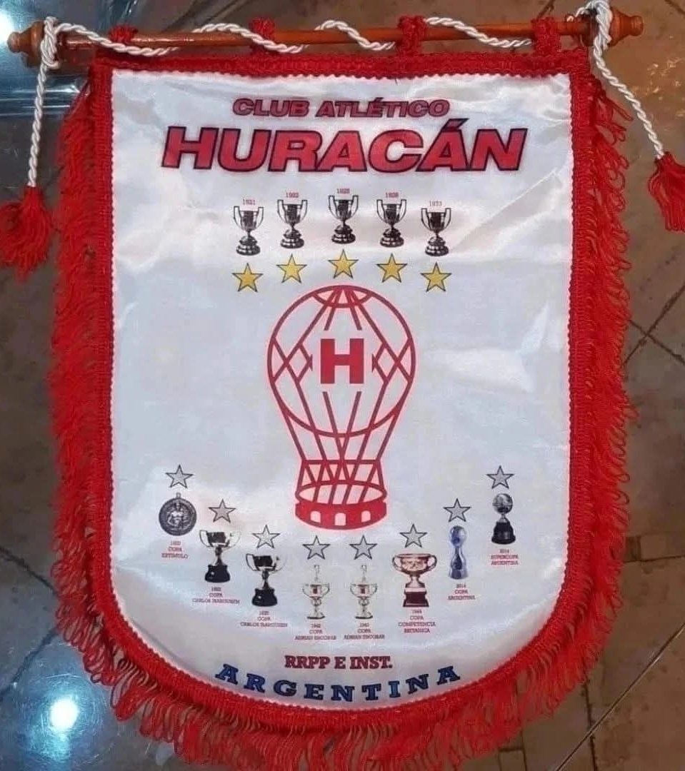 Pedro_Huracan's tweet photo. Por suerte para el club y lo que viene, este año había mucha gente que no estaba (no estábamos) montada a la ilusión ciega.
Esa actitud más racional (que te hacía ver con claridad la imposibilidad de que con este equipo salgamos campeón) permite que mañana en #Huracán no estemos todos destruidos como el año pasado.
Habrá que darse cuenta de que los éxitos y títulos no van a llegar por sumarse a una ilusión, tener fe y arengar a la gente para el milagro.
Llegan cuando tenés un plantel bien armado, con buenos jugadores y un DT inteligente.