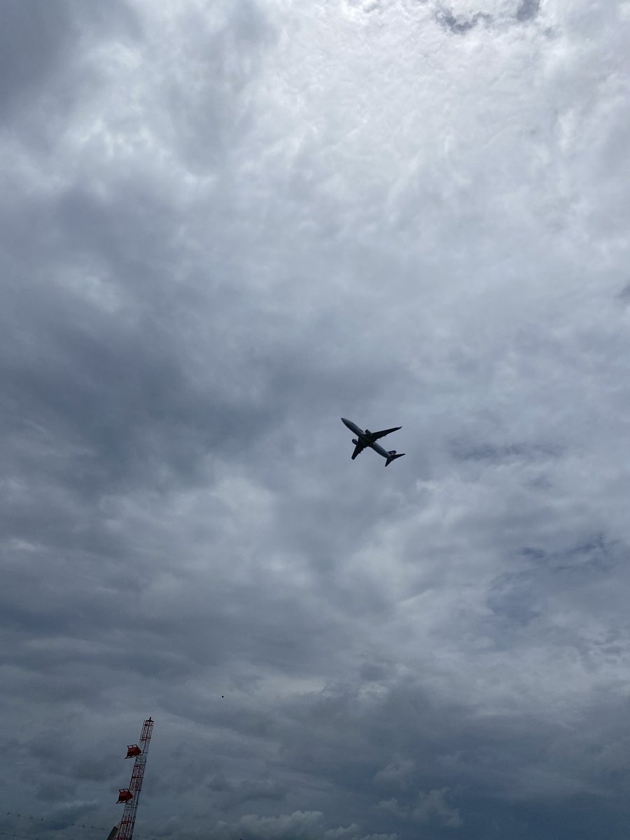 noritsuu's tweet photo. 偶然ですが飛行機の写真をゲット‼️滅多に飛ばないみたい✈️
#沖縄 #宮古島 #17END https://t.co/JVikZqqnyV