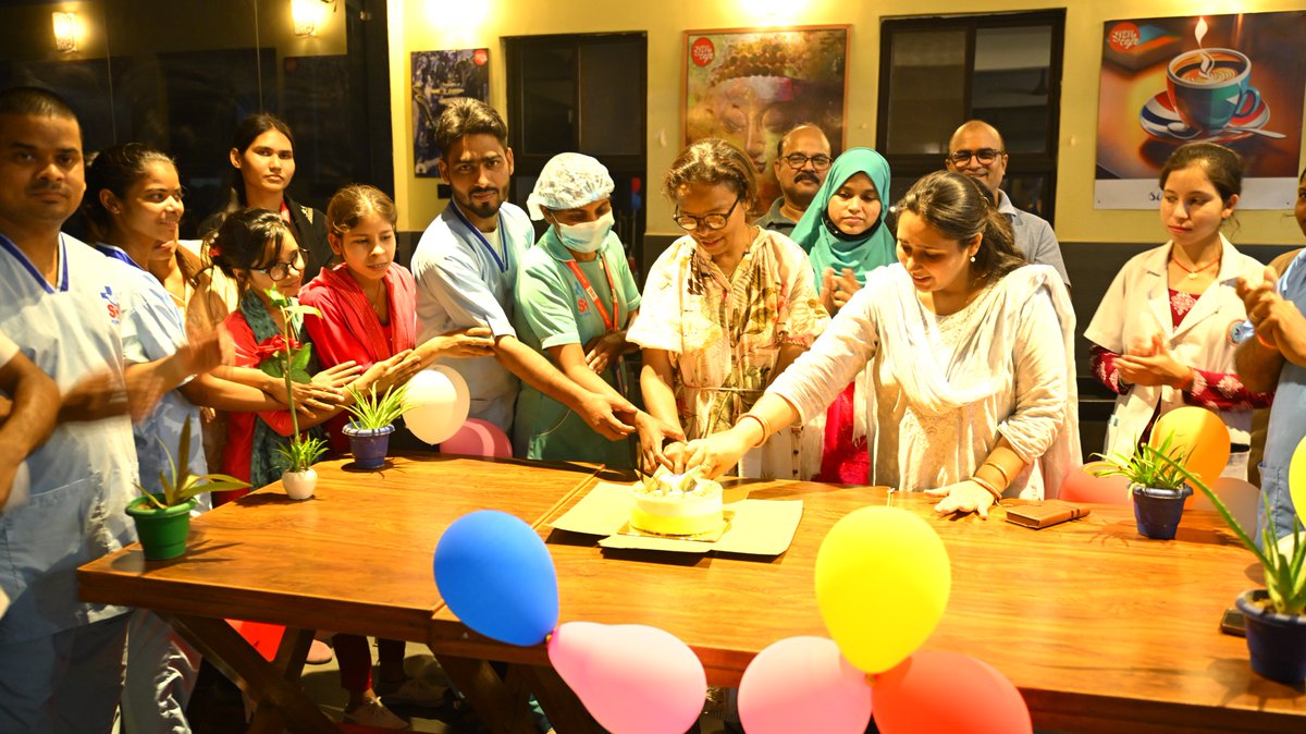 HospitalSh's tweet photo. #नर्सिंग डे के अवसर पर एस.एच. #हॉस्पिटल में सुंदर #समारोह का आयोजन किया गया। क्योंकि हम नर्स हैं और अपने इस महान पेशे पर गर्व महसूस करते हैं। हमारी सेवा, #समर्पण और देखभाल हर दिन कई लोगों के जीवन में नई उम्मीद और मुस्कान लाती है। 👩‍⚕️💙🌸
#NursingDay #SHHospital #ProudNurse https://t.co/Pau6eAuYVz