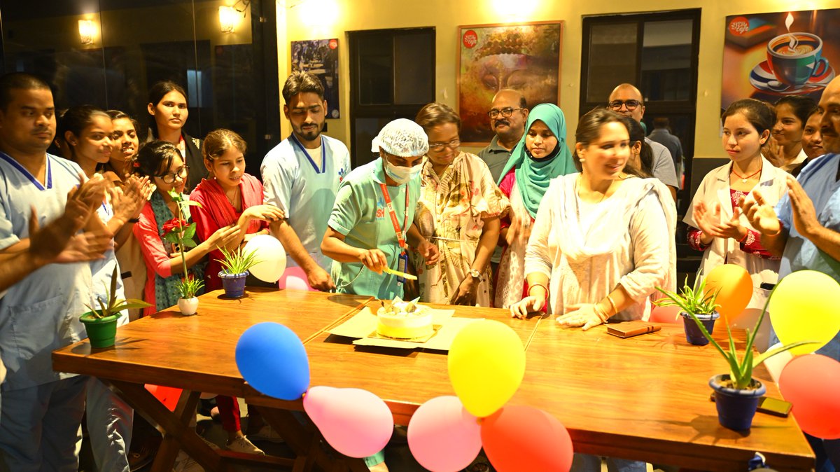 HospitalSh's tweet photo. #नर्सिंग डे के अवसर पर एस.एच. #हॉस्पिटल में सुंदर #समारोह का आयोजन किया गया। क्योंकि हम नर्स हैं और अपने इस महान पेशे पर गर्व महसूस करते हैं। हमारी सेवा, #समर्पण और देखभाल हर दिन कई लोगों के जीवन में नई उम्मीद और मुस्कान लाती है। 👩‍⚕️💙🌸
#NursingDay #SHHospital #ProudNurse https://t.co/Pau6eAuYVz