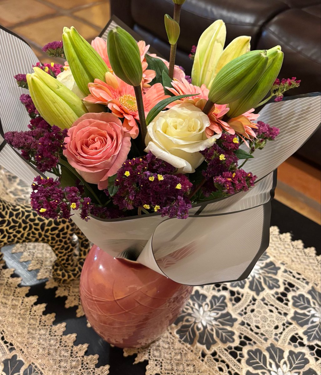JuliaaaMtzM's tweet photo. De vdd no se que es más bonito, si todas las florecitas que me da, o el amor con el que me las da!!! <3 https://t.co/tAVRzVCsQe