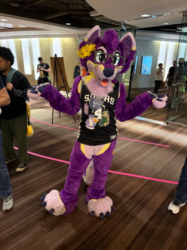stillstaticRL's tweet photo. BREAKING: Rare and brave De'Aaron Fox fan spotted in public during humiliating series performances. Hope this man is good after these peformances. He's so strong 💔💔🤷‍♂️ https://t.co/YIvLPXHt2X