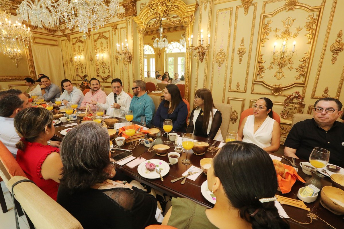JordyAbraham's tweet photo. Recientemente realizamos un desayuno de vinculación con el General Óscar David Lozano Águila, quien acudió en ese momento en su calidad de Director General del @TrenMayaMX, en un encuentro en el que participaron integrantes del  Consejo Empresarial Turístico de Yucatán (@CeturYucatan).

Durante la reunión intercambiamos puntos de vista sobre distintos temas relacionados con el presente y futuro del turismo en el sureste del país, así como la importancia de fortalecer la coordinación entre el sector empresarial y uno de los proyectos de infraestructura turística más importantes de México.

Asimismo, dialogamos sobre posibles acciones conjuntas enfocadas en la promoción compartida del #TrenMaya, estrategias para seguir impulsando los destinos turísticos de #Yucatán y el fortalecimiento de experiencias gastronómicas a través del #TrenRestaurante, un concepto con gran potencial para promover la riqueza culinaria de nuestra región.

Agradecemos la apertura, disposición y voluntad de diálogo del General Lozano Águila durante este encuentro de trabajo.