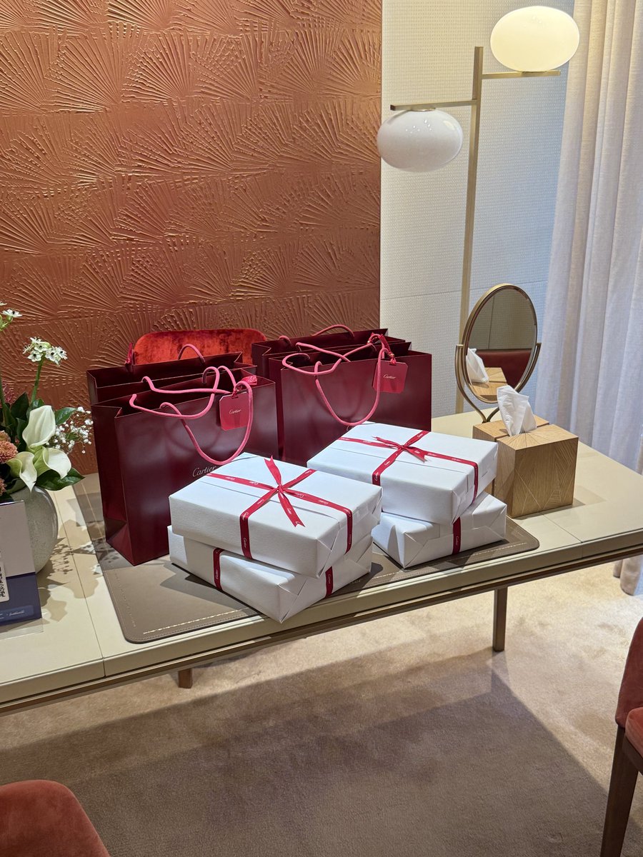 f_gift22's tweet photo. كارتير 

عطر نسائي 
سعر البوكس : 1500 ريال https://t.co/fBEu5u6gWo