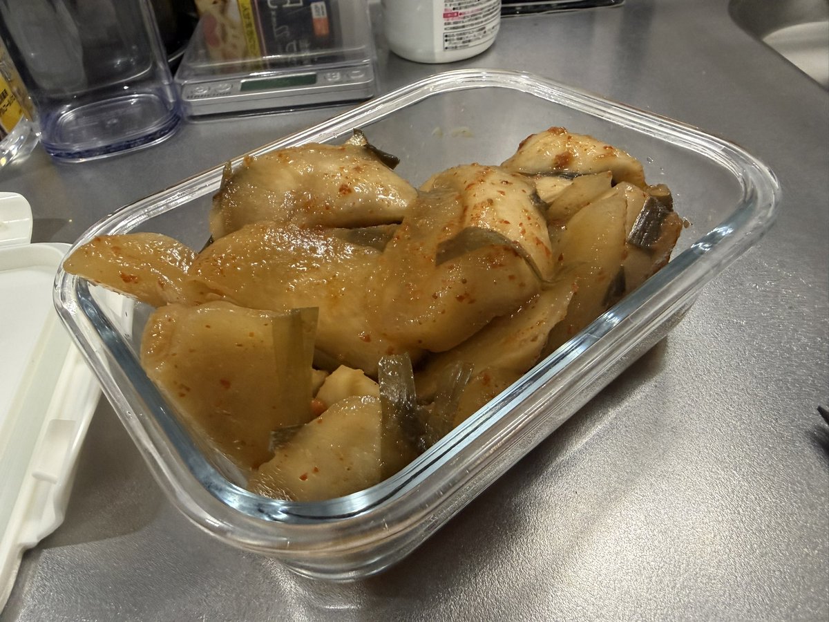 dogearist's tweet photo. 3年自宅の冷蔵庫で保管してしまっていた韓国料理屋さんのオモニからいだいた大根キムチ。チャッピーに最初全力で廃棄勧められたけど相談しながら開封して食べた😆

チャッピーが漫画にしてくれた。賢くなったね！ https://t.co/YMmq03gEjV