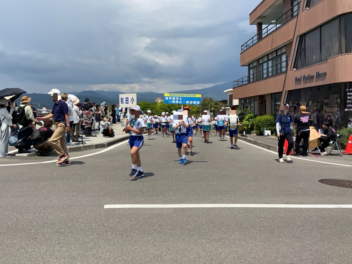 ShirasawaFC's tweet photo. しらさわ地域の児童が大活躍！
先ほど市内中心部で「本宮市小学校鼓笛隊パレード」が行われました🥁
市内全7つの小学校が参加したパレード、たくさんの方が沿道に駆けつけました！
日差しが強い中、元気いっぱいに演奏していました☀️

＃鼓笛隊　＃パレード
＃しらさわファンクラブ  ＃本宮市 https://t.co/Sy7RMTKnhx