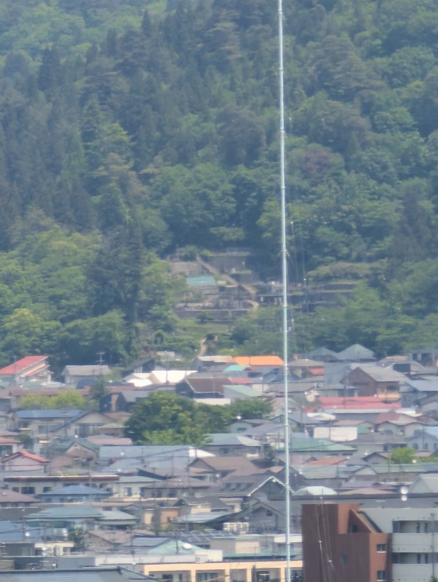 Snigel01's tweet photo. 【🇯🇵帰省26-15-10】あかべえ（市内循環バス）でついに鶴ヶ城へ。飯盛山や武家屋敷で色んなことを学んだあとなので、何の苦労もなく入城できる…なんなら天守閣まで上れることが感慨深い。 https://t.co/15bpDzyiLd