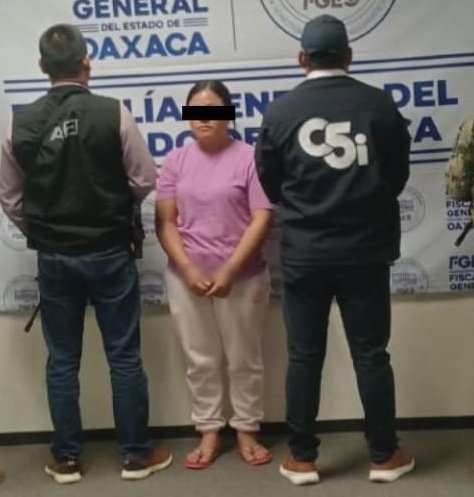 ContraProMx's tweet photo. 🚔👮🏻♂️Detienen a la #Hiena del #istmo, participo en un #homicidio en #Astata, y se refugio en #Tlacolula, dónde fue detenida 🐆🐆
#Oaxaca de Juárez, Oax., 12 de mayo de 2026.- La @FISCALIA_GobOax General del Estado de Oaxaca (FGEO) dio cumplimiento a una orden de aprehensión en contra de una mujer identificada como H.M.O. alias “La Hiena”, por el delito de homicidio calificado con la agravante de ventaja, cometido en la región del Istmo.
La detención fue realizada en inmediaciones del municipio de Tlacolula de Matamoros, como resultado de trabajos ministeriales y de investigación encabezados por la Vicefiscalía Regional del Istmo en coordinación con la Comandancia Regional del Istmo Zona Sur, la Comandancia Local de Juchitán y la Comandancia Local de Tlacolula.
De acuerdo con el expediente penal, los hechos que se investigan ocurrieron el 19 de marzo de 2023, en la comunidad de Barra de la Cruz, perteneciente a Santiago Astata, en la región del Istmo de Tehuantepec.
Las investigaciones ministeriales establecen que la víctima, identificada como S.B.M., circulaba a bordo de una bicicleta sobre un camino de la citada población cuando presuntamente fue interceptada por dos personas que viajaban en una motocicleta, quienes habrían realizado agresiones físicas y disparos de arma de fuego en su contra, provocándole lesiones que le causaron la muerte.
Derivado de estos hechos, la FGEO integró las investigaciones correspondientes y obtuvo la orden de aprehensión que permitió la localización y detención de la imputada, quien fue puesta a disposición de la autoridad competente, que determinará su situación jurídica.
La Fiscalía General del Estado de Oaxaca refrenda su compromiso de realizar investigaciones exhaustivas y con apego al debido proceso para garantizar el acceso a la justicia a las víctimas y sus familias.