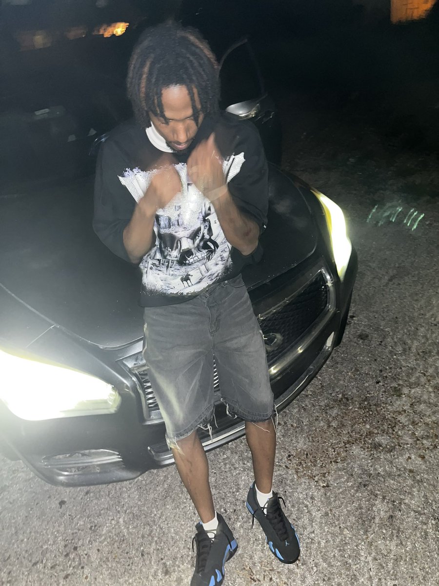 FTrvll's tweet photo. I spread da Gaffle 💸 I can’t do no dance🕺 move I got so many warscarguys ⚔️ I don’t need tattoos https://t.co/cqGkogYm3Z