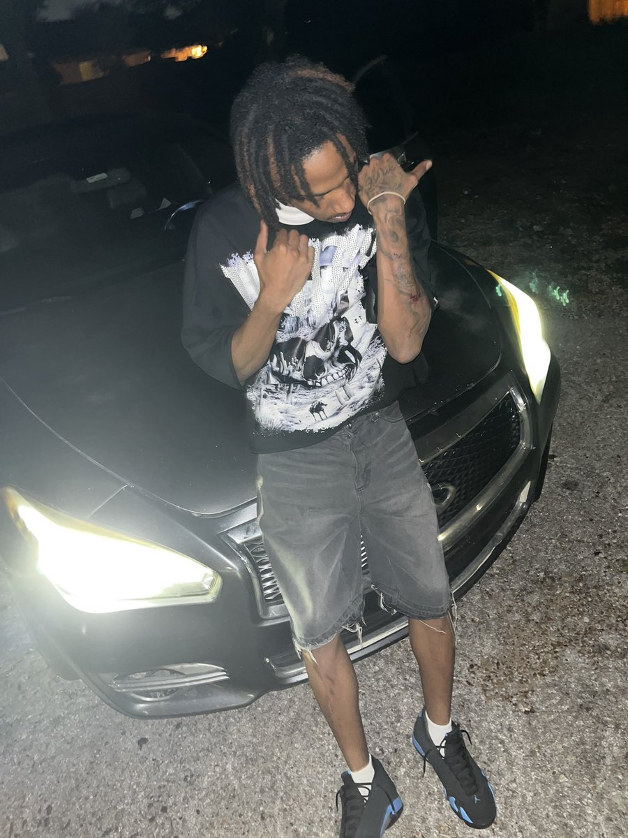 FTrvll's tweet photo. I spread da Gaffle 💸 I can’t do no dance🕺 move I got so many warscarguys ⚔️ I don’t need tattoos https://t.co/cqGkogYm3Z
