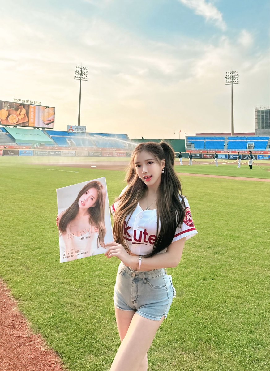 AmberNa12's tweet photo. 是演唱嘉宾���是开球嘉宾🤍⚾️好开心的一天✨🫶🏻 https://t.co/37qaUnHaOm