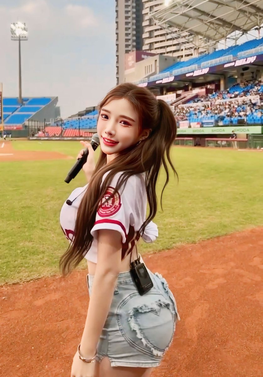 AmberNa12's tweet photo. 是演唱嘉宾���是开球嘉宾🤍⚾️好开心的一天✨🫶🏻 https://t.co/37qaUnHaOm