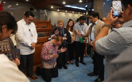 c_bibi's tweet photo. Mt 6:6--"When you pray, go into your room, close the door and pray to your Father, who is unseen. Then your Father, who sees what is done in secret, will reward you."

Kailangan ba talagang in public sya manalangin??? https://t.co/i8PhIljNpl
