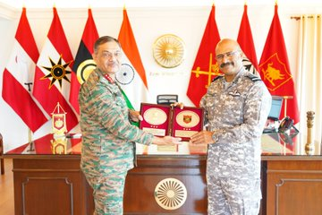 Daljeet_Maj's tweet photo. #Synergy #Jointmanship #StrongAndCapable Air Marshal George Thomas, AVSM, VM AOC-in-C, Western Air Command, visited HQ Western Command and interacted with Lt Gen #PushpendraSingh, AVSM, SM**, #ArmyCommander, #WesternCommand. https://t.co/0ek5SZnxcO
