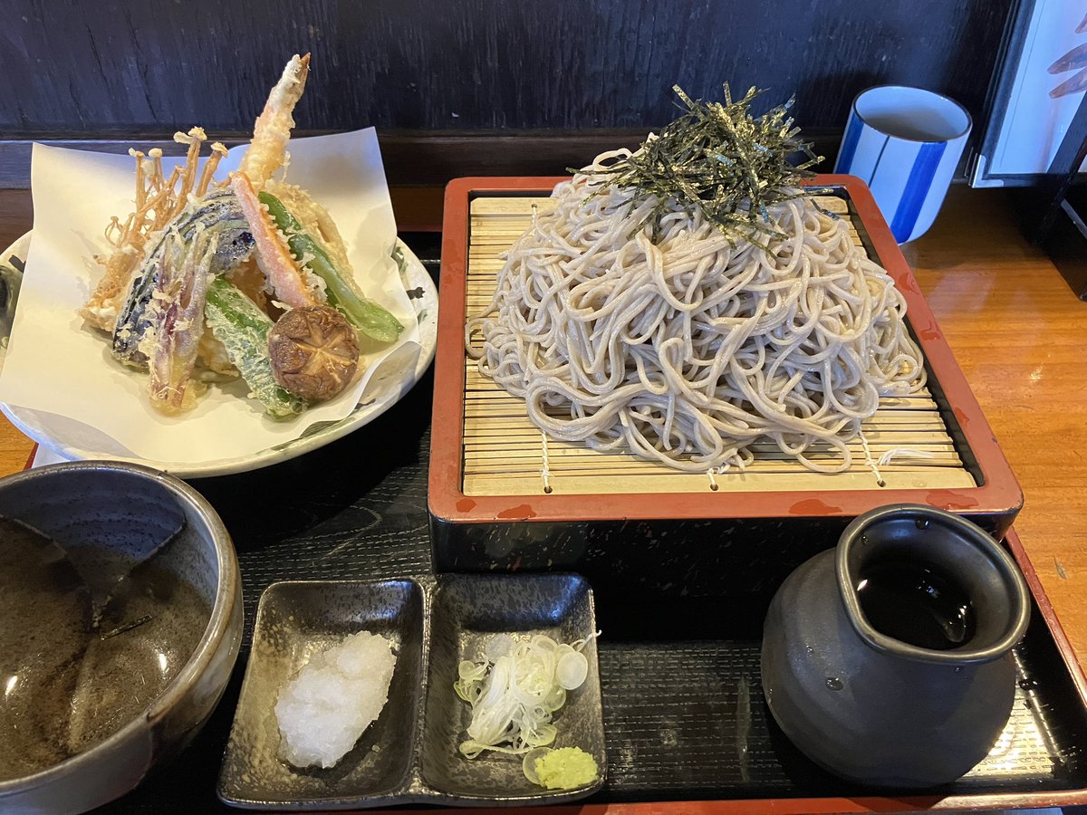 Sispri_RR's tweet photo. 今日は休みじゃ、グフフ
昨日会社の人と話してて蕎麦の口になた。
勝田まで来て花月庵の中原店、大天ざる😋
なかなか盛りがエエし揚げたて天ぷらも美味い✨ https://t.co/lNRdrcZXR3