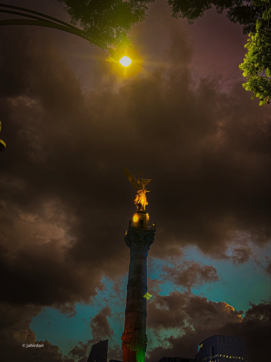 jahirdan's tweet photo. Luz en medio de la lluvia… 💛🩶 #CDMX #Mexico https://t.co/zO5jY9JbHl