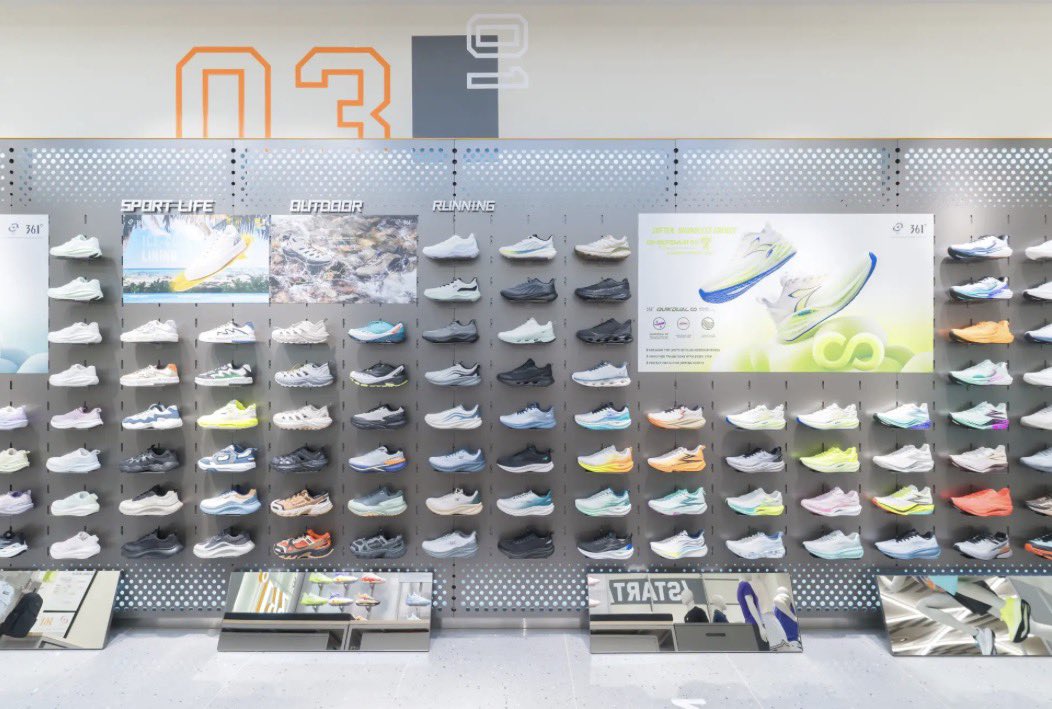 jellybeans_corp's tweet photo. 361°の国内2号店となる「361° SPORTS ららぽーと名古屋みなとアクルス店」がオープンし、日本市場での本格展開がさらに加速しています。国内有数の商業施設への出店に加え、FE名古屋との連動イベントでは多くの来場者を集め、ブランド体験と購買を結びつける高い集客力を発揮しました。競技性・デザイン性を兼ね備えた361°は、世界30カ国以上で展開される成長ブランドとして、日本でも認知拡大が期待されています。リアル店舗展開、スポーツチーム連携、ファンコミュニティ形成を組み合わせることで、中長期的なブランド価値向上と事業成長への期待が高まります！https://t.co/R8yDBTpneH
#株式会社ジェリービーンズグループ#361