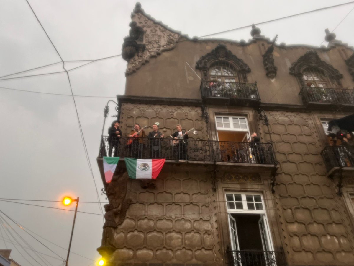 RomiinaGandara's tweet photo. La banda irlandesa @U2  grabó el video de su nuevo sencillo Street Dreams en el centro de la CdMx.

Un poquito de lo que se vivió esta tarde en la plaza Santo Domingo en la continuación de la filmación, en plena lluvia.

#u2 #bono #theedge #adamclayton https://t.co/BAweFpxfkk