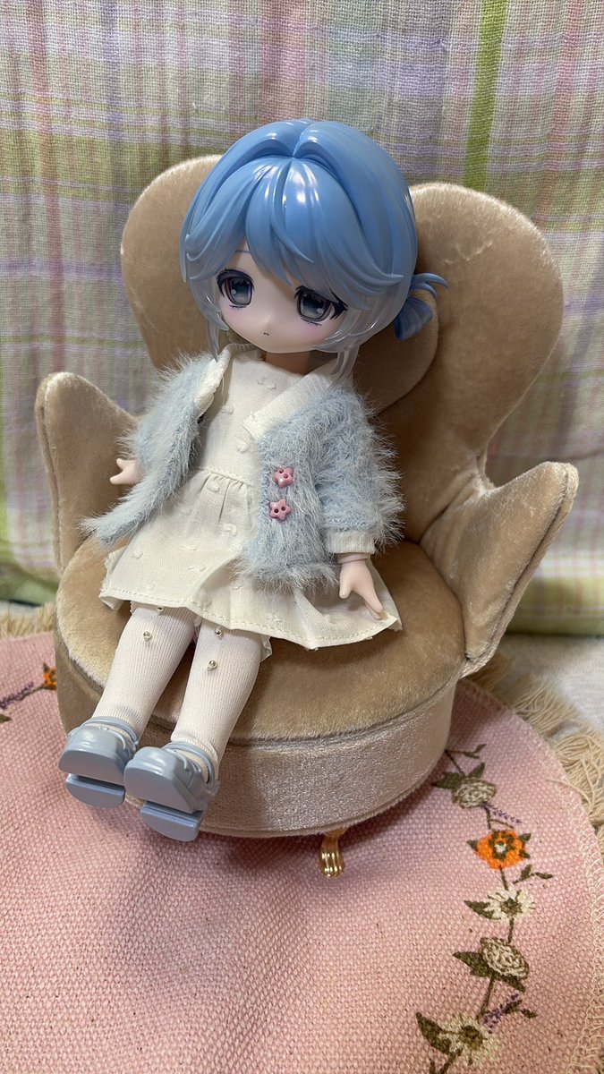 elche8doll's tweet photo. ユザワヤでお安くなってたソファ、ボニバニ6ちゃんには少し大きかったけど許容範囲？ブランシェちゃん、ランシーちゃんのヘアパーツ似合うぅ。
#Bonnie6
#兎の夢匣 https://t.co/Q1bpDwWWLg