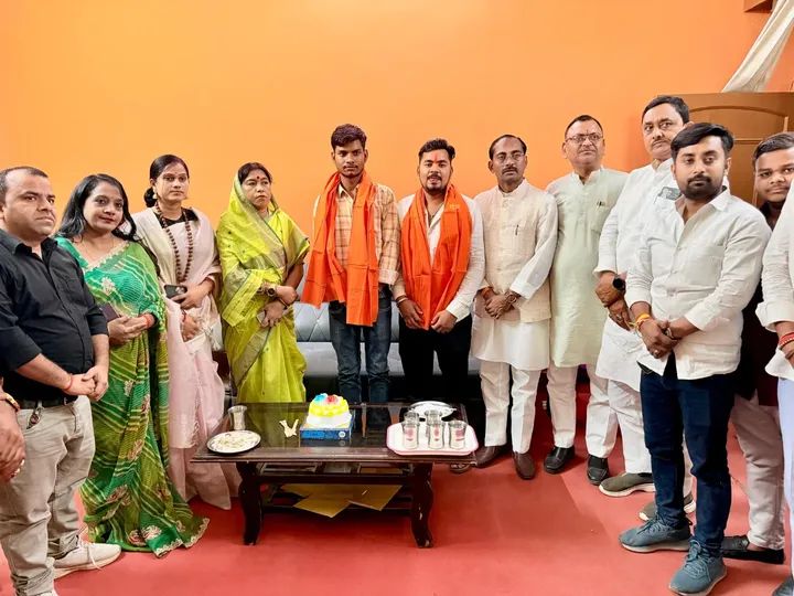AtitSharma20's tweet photo. मध्यप्रदेश राज्यमंत्री श्रीमती राधा सिंह एवं सिंगरौली विधायक आदरणीय श्री रामनिवास शाह जी के द्वारा मेरा जन्मदिन मनाया गया!
आपके स्नेहिल आशीर्वाद हेतु मैं हृदय से आपका धन्यवाद एवं आभार व्यक्त करता हूँ।
आपके आशीर्वाद का सदैव आकांक्षी रहूँगा।🙏🙏🙏🚩
@RadhaSinghBJP https://t.co/65ptQo6zcy