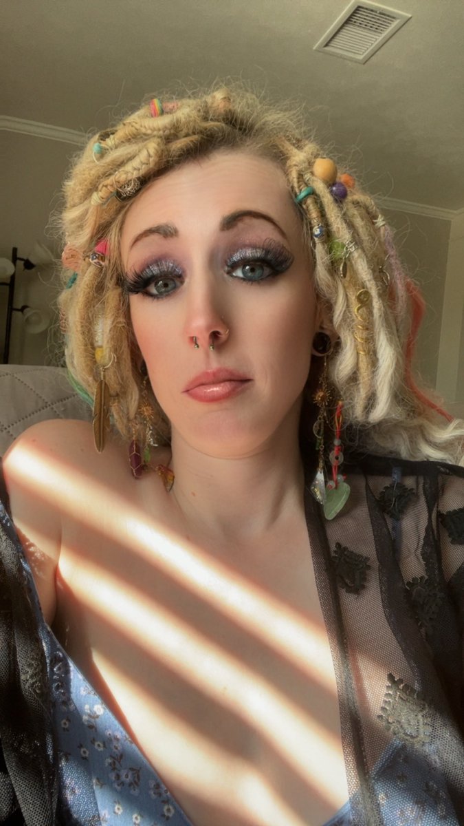 KittyLeigh003's tweet photo. Who wants to pay off my credit card for 1k? Or next hair appointment? DM me. #findomme #findom #lesstalkmoreaction #noiwontsendumoney1st https://t.co/L3Z6mbbPYT