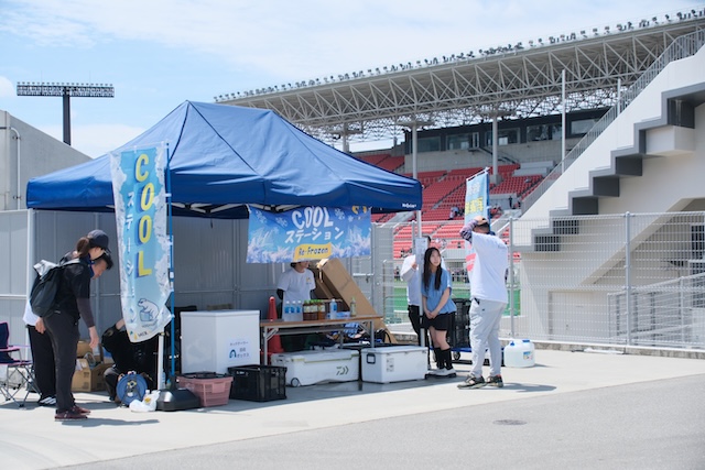 mixmatchrockb's tweet photo. 🏉 高校ラグビーの聖地・花園で、約600名を熱中症から守りました。 5/4（祝）「大阪府高校ラグビーカミングデー」に参加。 📷 -20℃塩氷「ROCK-B」×ネッククーラー再凍結サービスを提供。 選手400名・観覧者200名、計600名。 500個のネッククーラー、飲み物を約7時間・無制限再凍結。 https://t.co/Elo5IZCy9k